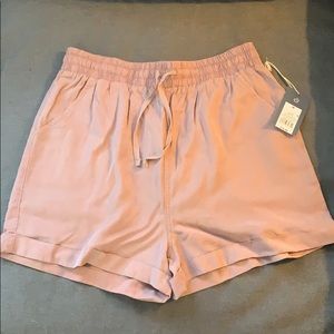 Elastic, tie waste shorts